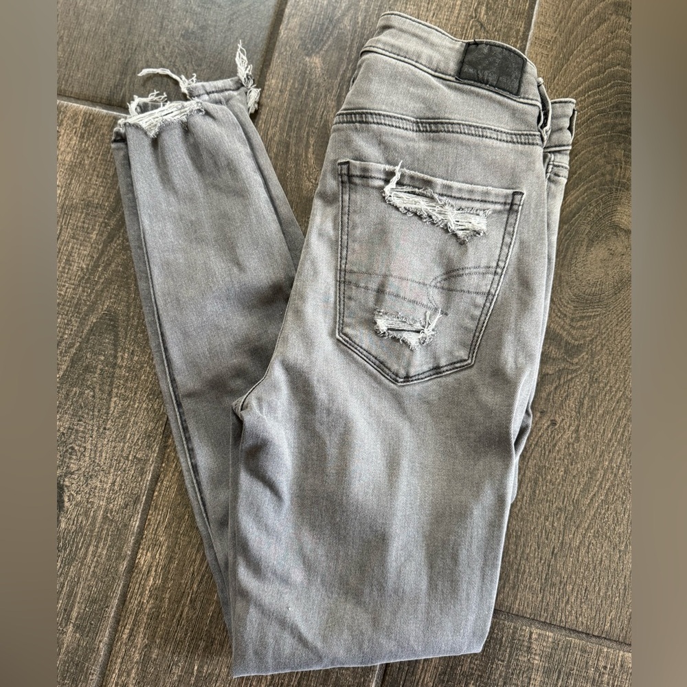 American Eagle Grey Distressed Jeans | 4 Short